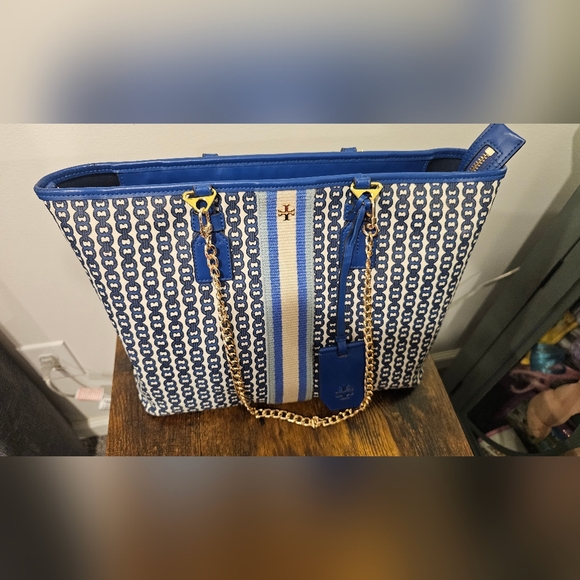 Tory Burch Gemini Link With Gold Chain Straps Blue and Cream Patterned Tote - Picture 2 of 16